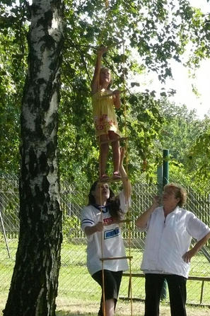 Lezení po lanovém žebříku