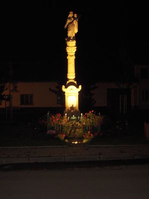 LP-věnec u sochy.jpg